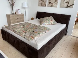 Bettgestell mit Kopfteil gepolstert 180×210 cm