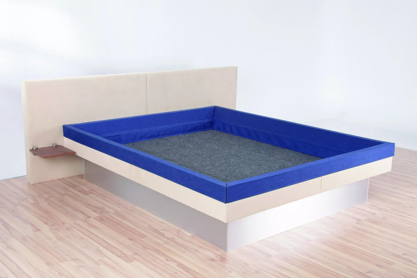 Fertig ausgekleidete Wanne, bereit für den Wasserkern