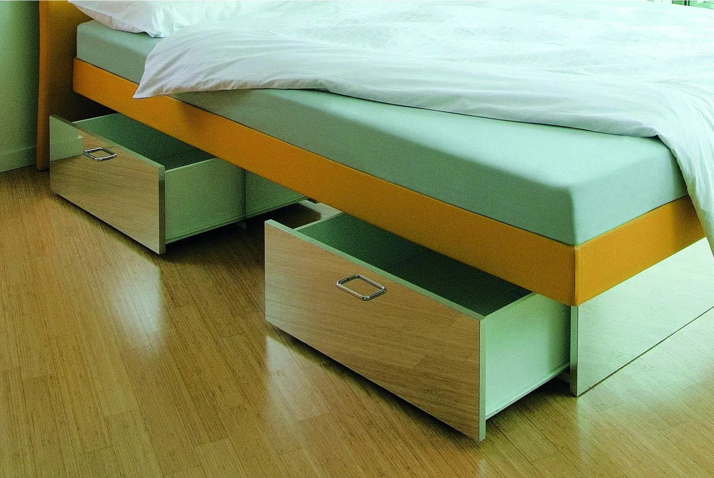 Wasserbett mit Schubladen im Sockel